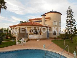 BEAUTIFUL VILLA 300 METERS FROM THE SEA