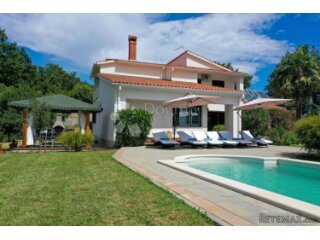 PREKRASNA VILLA SA BAZENOM I PROSTRANOM OKUĆNICOM, U BLIZIN