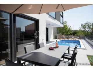 LUKSUZNA VILA SA BAZENOM, TROGIR