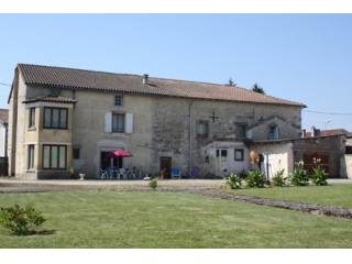 Large 4 bed townhouse in Sauzé-Vaussais