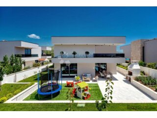MARINA KOD TROGIRA – LUXUZNE VILLE LUCY ***** VILLA CHERRY