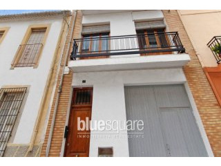 2 apartments and a garage in the centre..