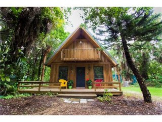 2 bedroom House For Sale: 681 Olive St..