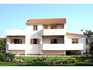 Molat - kuća s velikim stanom i 3 apartmana