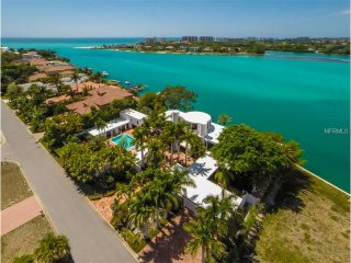 8 bedroom House For Sale: 1415 Westway..