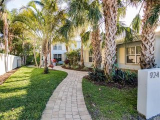 2 bedroom Flat For Sale: 924 Coquina..