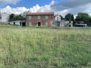Kanfanar, Građevinsko zemljište 2.450 m² sa starom kamenom k..