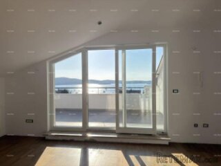MEDULIN – penthouse s otvorenim pogledom na more, 150 m od o..