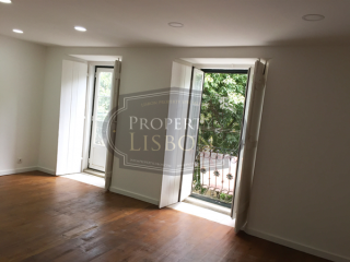Renovated T1+1 Lisbon Apartment For..