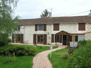 4 bedroom Longere For Sale: 86170 25..
