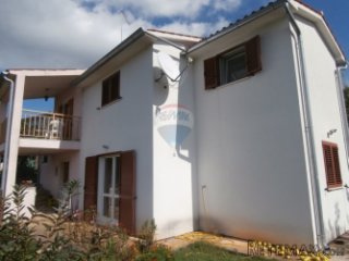 ISTRA, RABAC OKOLICA, KUĆA NA PREKRASNOJ POZICIJI!