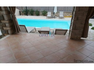 Kamena vila s bazenom!