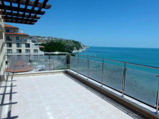 Beachfront 2-bedroom apartment with SEA..