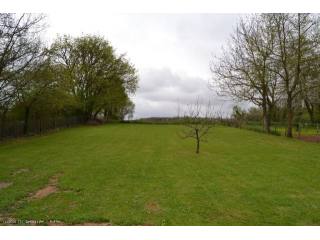 Spacious 3 Bedroom House With Barn on..