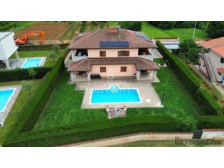 POREČ, kuća s 4 apartmana i bazenom