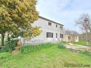 Prostrana kuća u blizini Pule ! Dva stana- 2500 m² z..