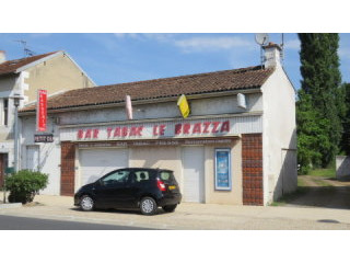 Resto / bar on busy road on edge of..