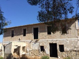 Country house in Sax for total..