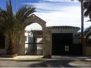 Villa - Villa de 250 m2 en una Parcela..