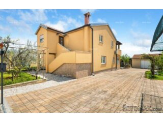 Okolica Poreča – kuća, 300 m2, s dva apartmana i bazenom