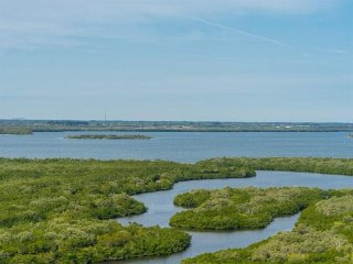3 bedroom Flat For Sale: 5049 N Highway..