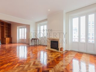 T4 Lisbon Apartment for Sale in..