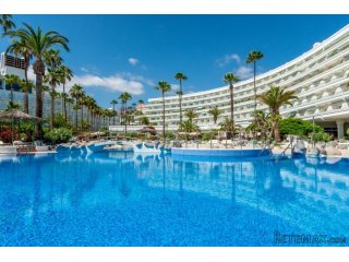 Apartment in the Altamira complex in El Duque. It consists..