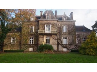 Very pretty country house set among..