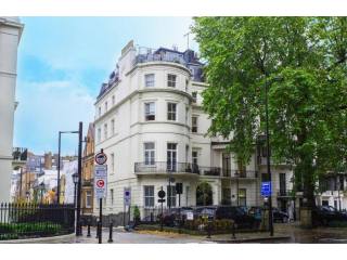 3 bed flat to rent in Park Lane..