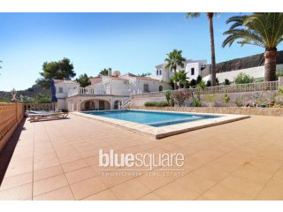 Villa with panoramic views close to the..