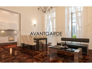 Luxurious apartment in grand..