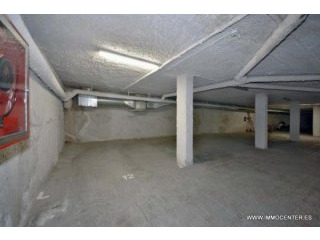 EMPURIABRAVA: Private covered parking