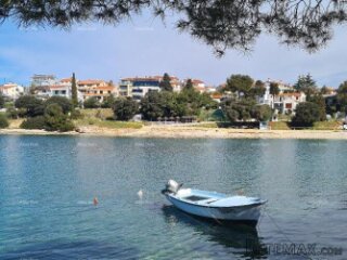 Prvi red do mora i plaže – kuća s bazenom i velikom oku..
