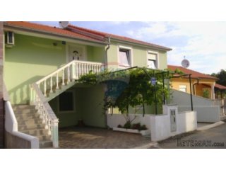 KUĆA SA 2 STANA 100M OD PLAŽE