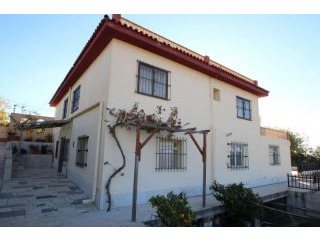7 Bedroom with 2 self-contained..