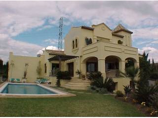 Villa for sale in El Paraiso Alto..