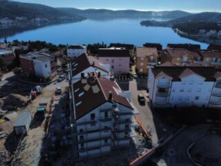 ROGOZNICA- STAN NA DRUGOM KATU S PREDIVNIM POGLEDOM s6