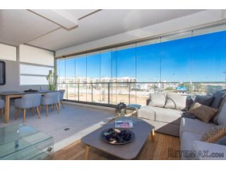 Los apartamentos se ubican en Villamartín, en un complejo..