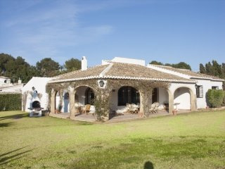 5 bedroom villa on large flat plot in..