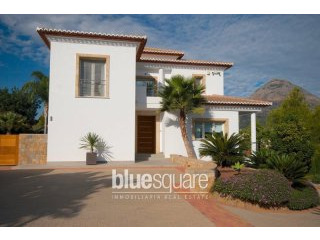 Magnificent 5-Bedroom villa close to..