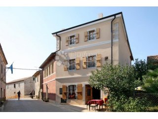 UHODANI OBITELJSKI PANSION S RESTORANOM U KAŠTELIRU
