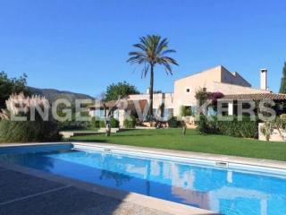 Spacious Property with Guest Apartment