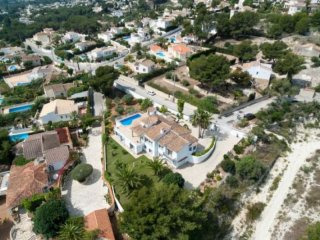 Fantastic Modern With Huge Garden Villa..