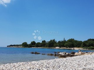 POREČ, RIJETKOST U PONUDI 300 METARA OD MORA