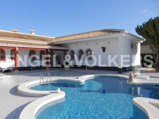 Beautiful villa with large plot in Urb...
