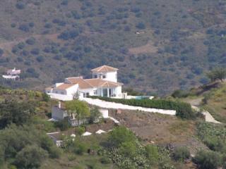 Villa for Sale in Sayalonga 655.000..