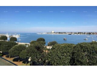 Umag, Pogled na more!!! Moderan stan u centru Umaga – 50 m o..