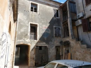 VODNJAN, stara kuća u nizu za renoviranje od 80 m2