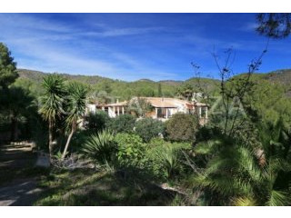 Beautiful spacious villa situated on a..