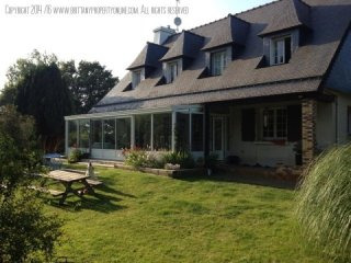 Large 5 bed Neo-Breton, with heated..